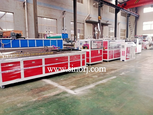 開啟連續發貨模式  中南亞PVC格柵板生產線裝柜